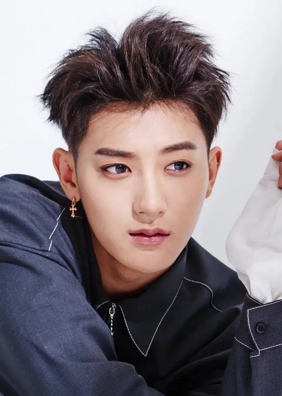 黄子韬把经纪人告了  黄子韬经纪公司发表声明,指出公司ceo"伦某"及