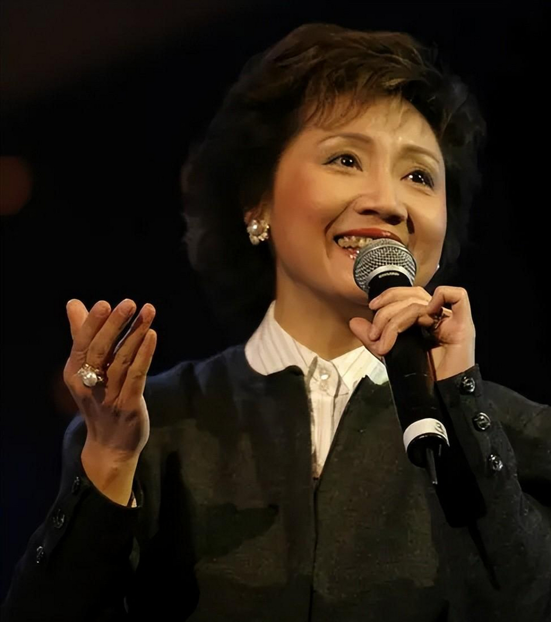 张德兰,中国香港女歌手,原名张圆圆,1960年11月10日出生.
