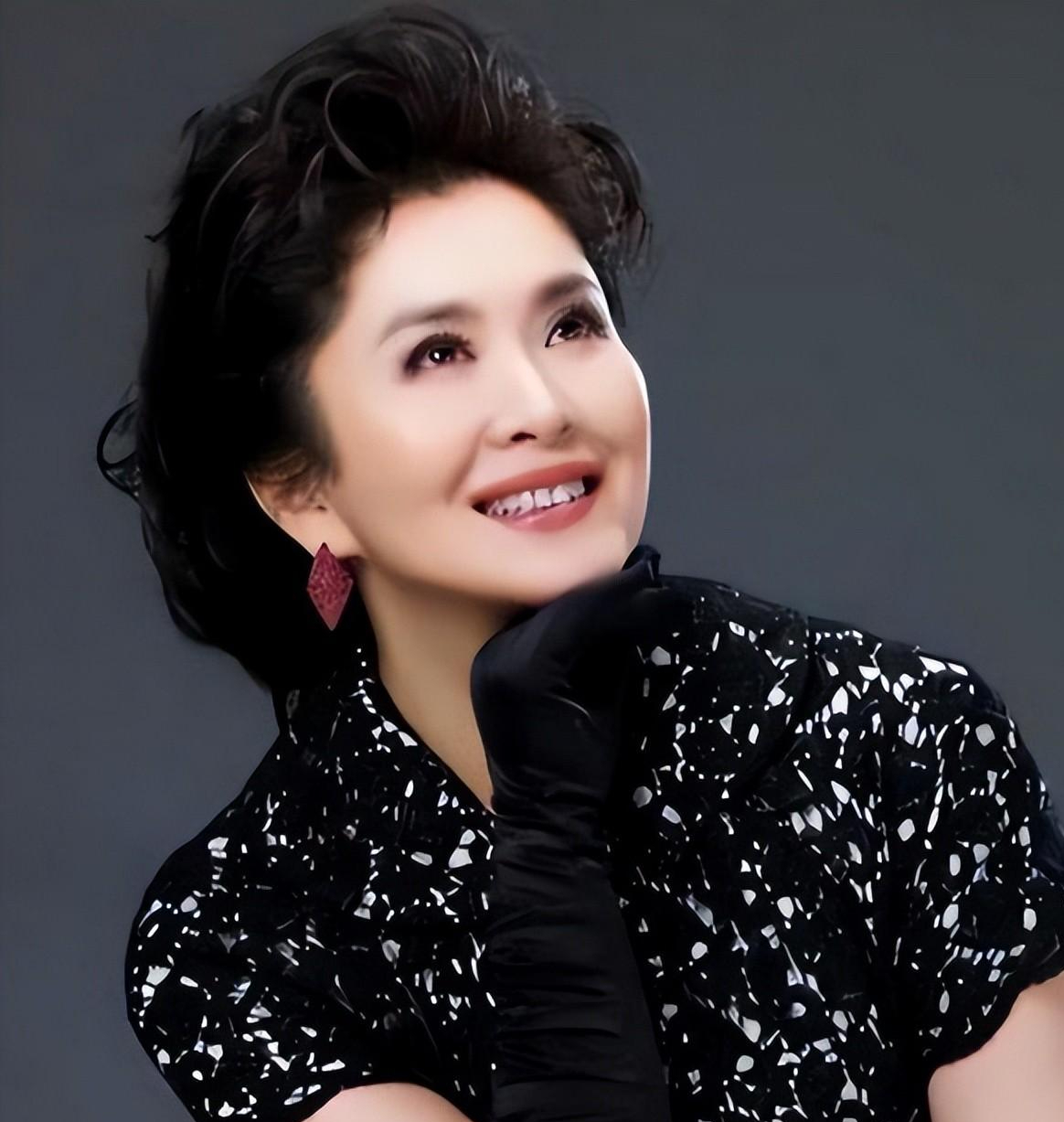 回顾张德兰:巅峰时为爱隐退,40岁成为医生,一生无儿无女