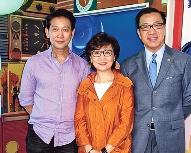 在张德兰的生活中,有一个人始终陪伴着她,那就是她的丈夫杨伟诚.