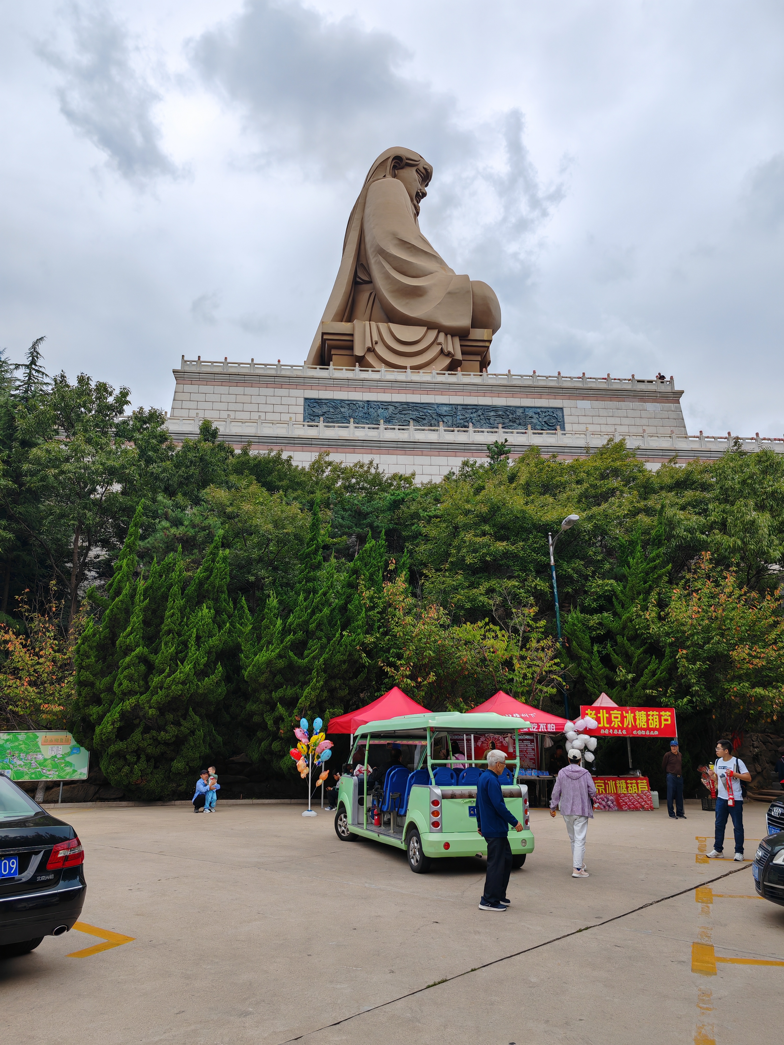 赤山大佛为赤山风景区首景,仪态安祥,传说庇护在海上生活的人们遮风