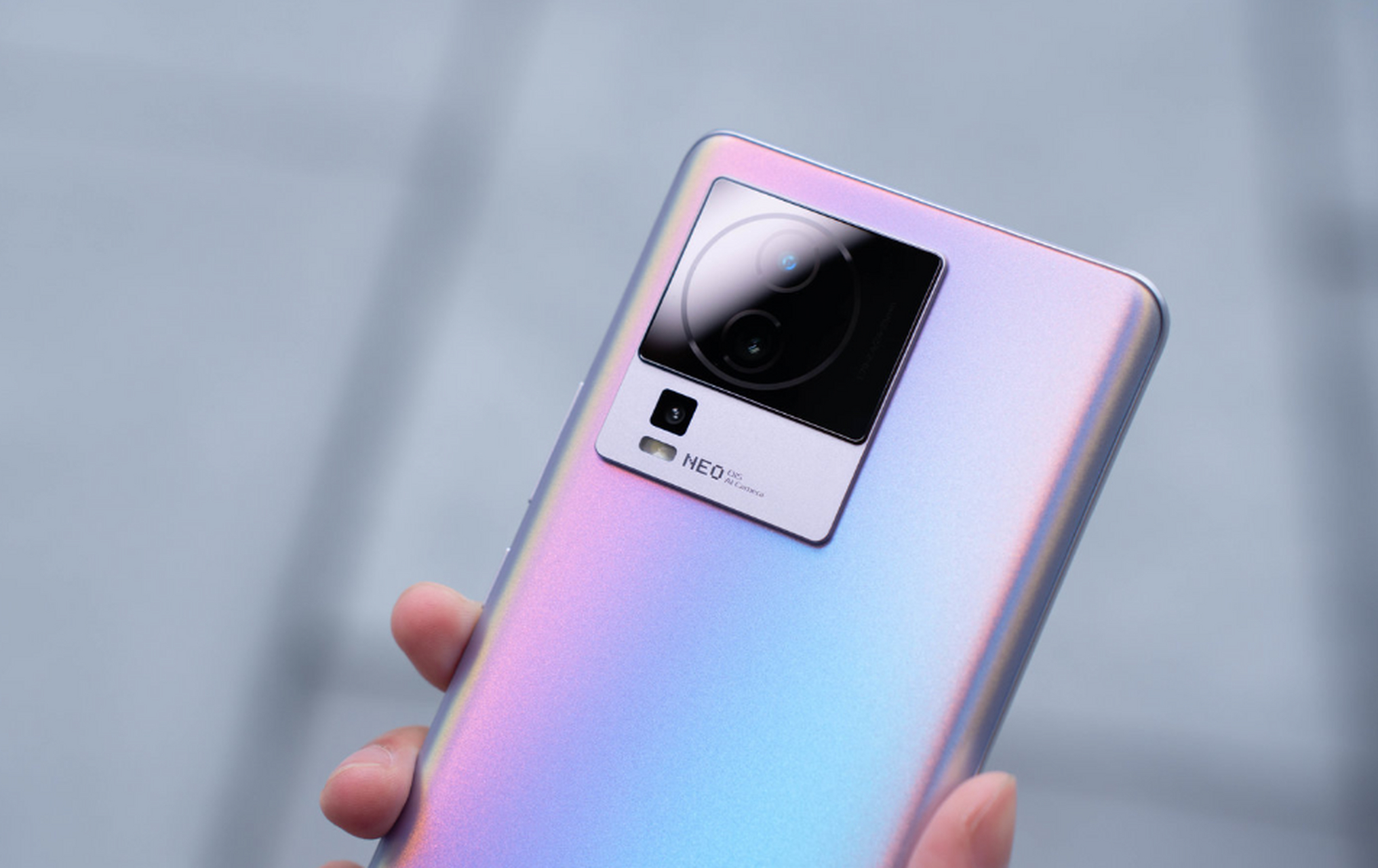 iqooneo7se是vivo旗下中高端手机,如今降价至千元机价位,搭载天玑8200