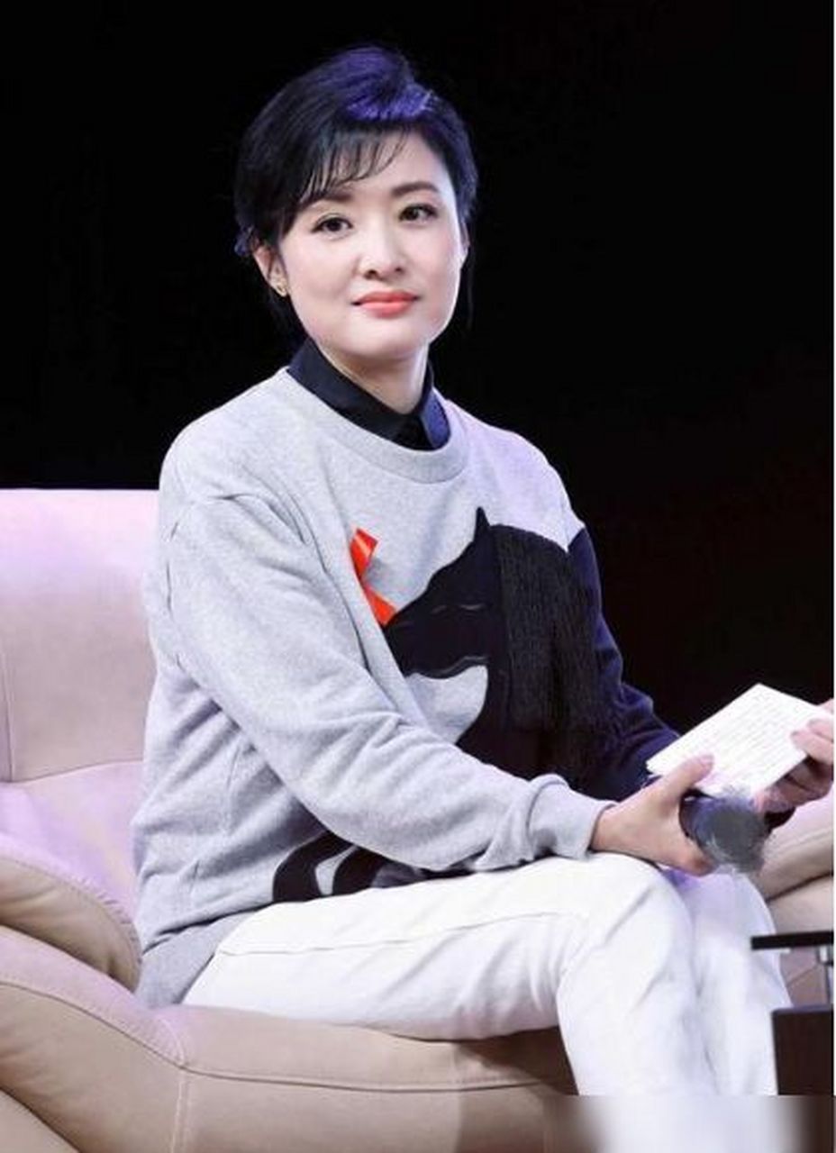 1995年8月,周涛调入央视,担任直播节目《综艺大观》的主持人,那时候