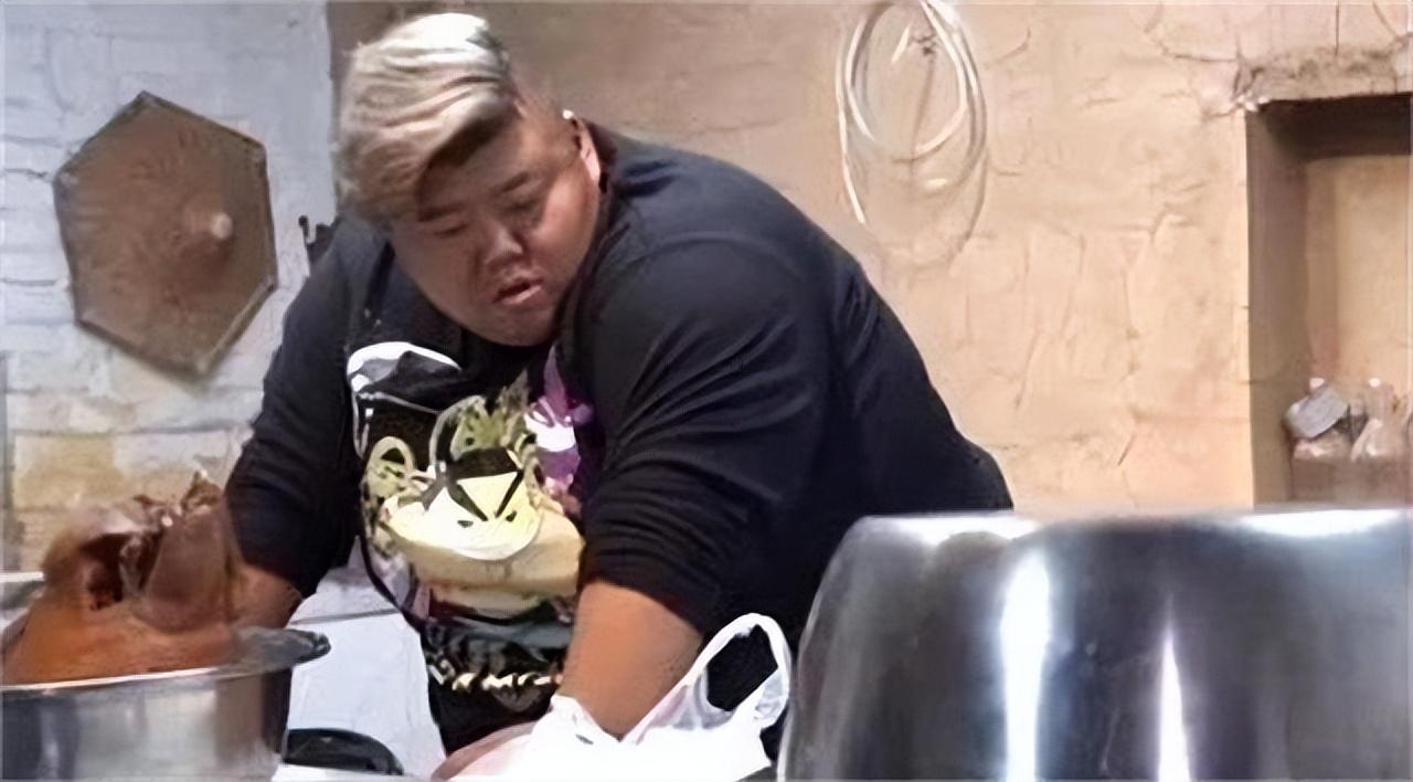 侯百万开始当吃播