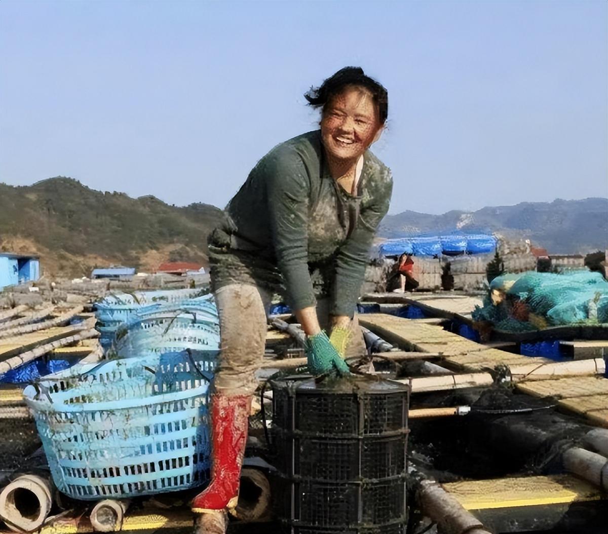 回顾春运母亲11年后才知自己走红怀中孩子已离世今靠勤劳脱贫