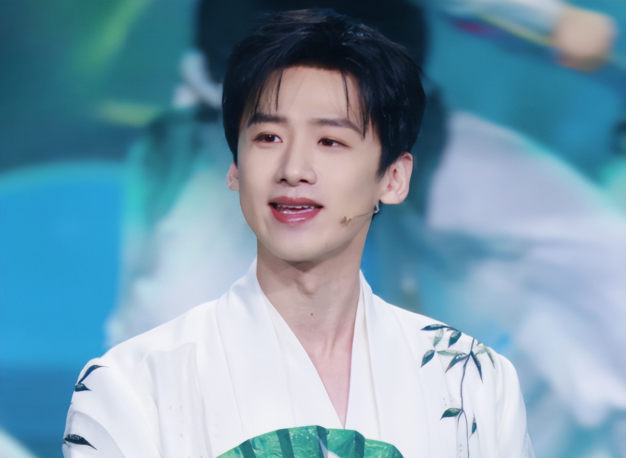 出道便大火,现深陷"春山学"风波,"三无"少年白敬亭遇坎坷