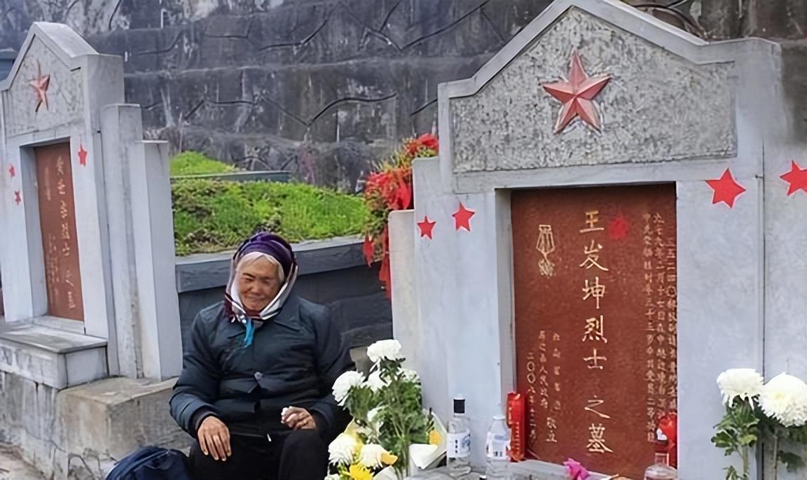 电影中梁三喜的原型,是烈士王发坤,他的遗孀叫李金花.