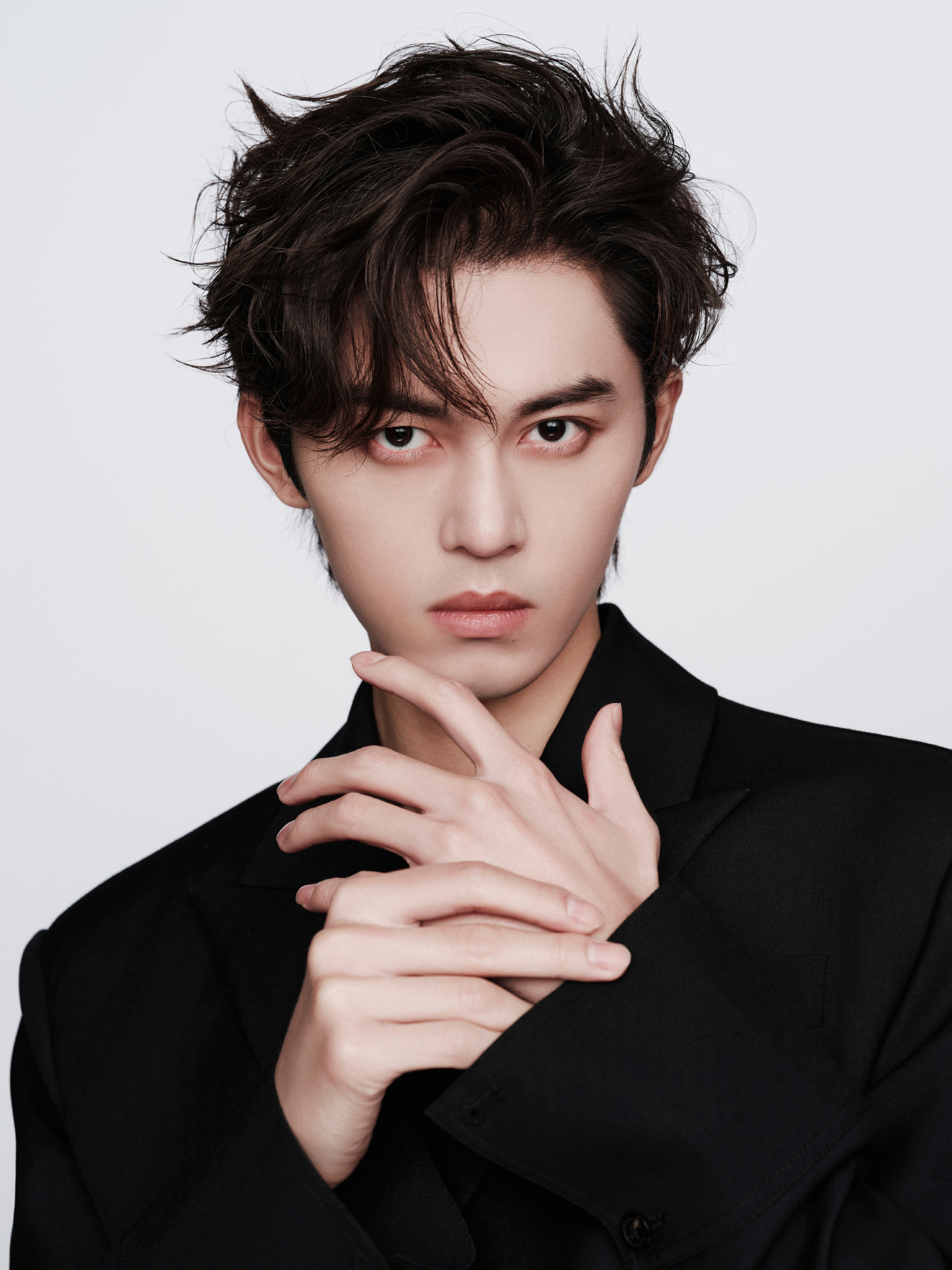 谢彬彬:酒窝,美手,188宽肩大长腿帅哥,你确定不围观一下吗?