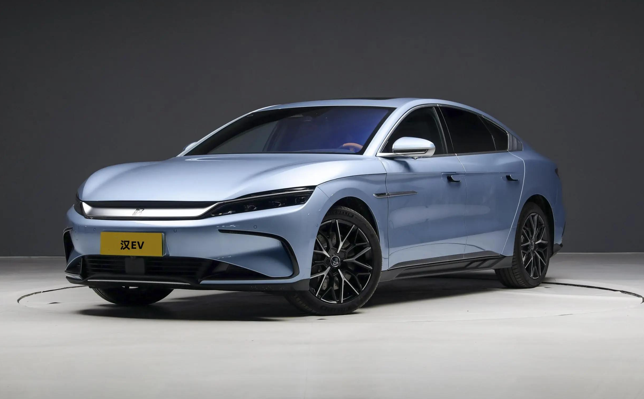 杭州宾利司机行凶事件引发社会关注,比亚迪为见义勇为车主点赞