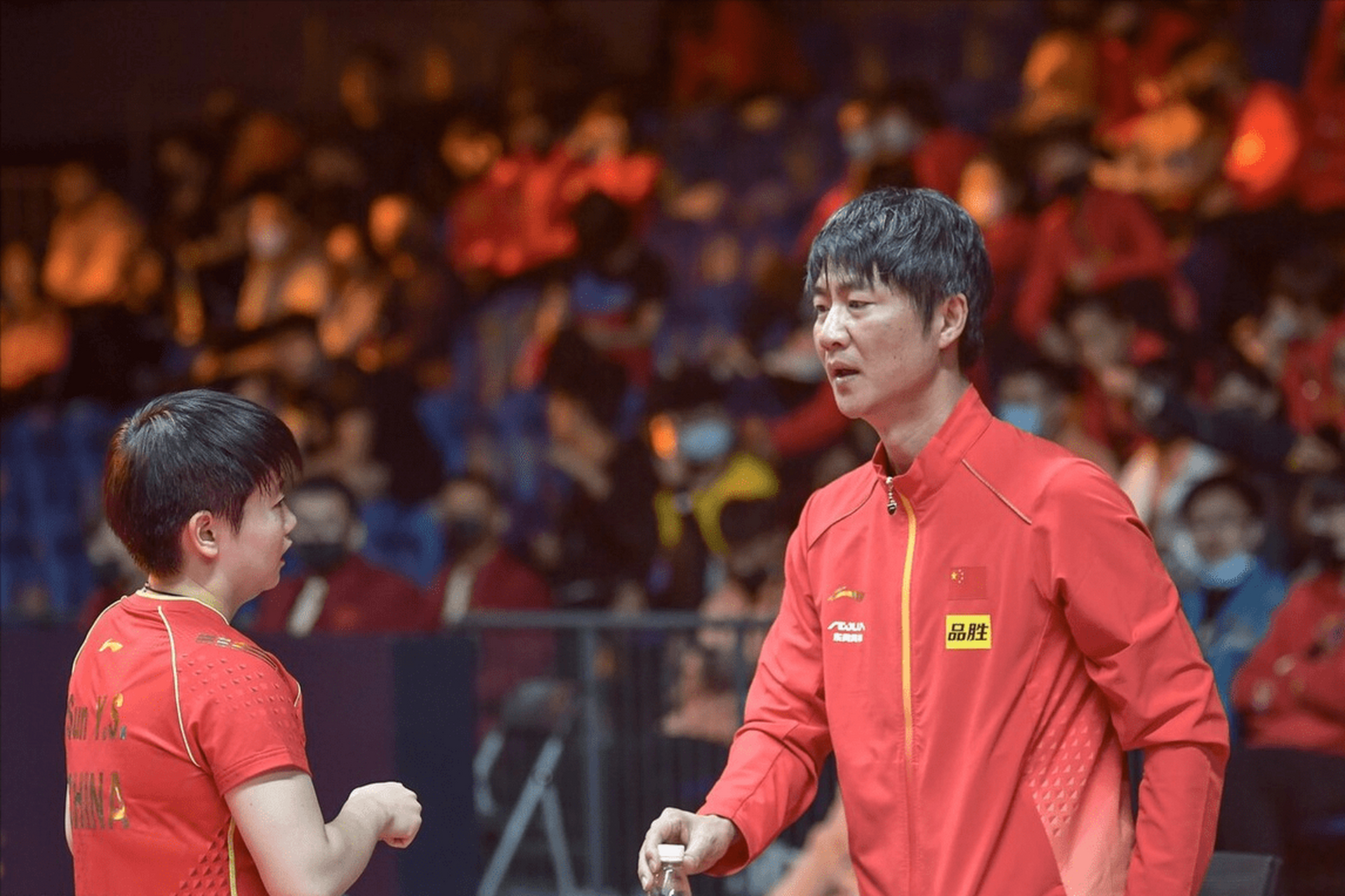 孙颖莎的教练是黄海城,他注重基本功和技战术的细节,帮助孙颖莎掌握