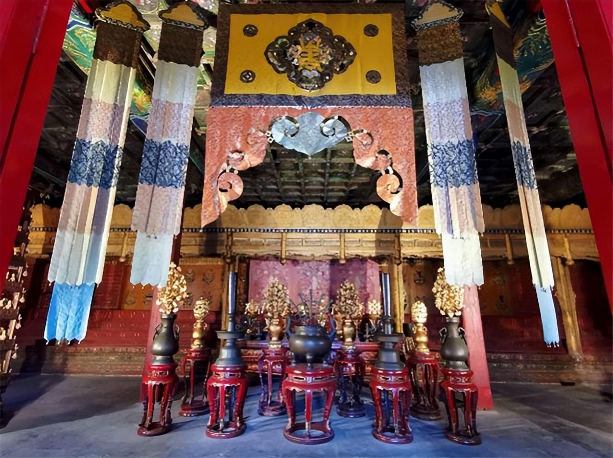 根据清朝皇室的规定,在寅时之前,整个紫禁城除了景运,隆宗二门之外