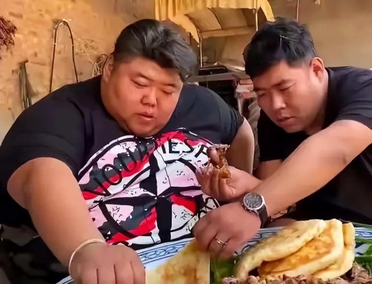 侯百万开始当吃播