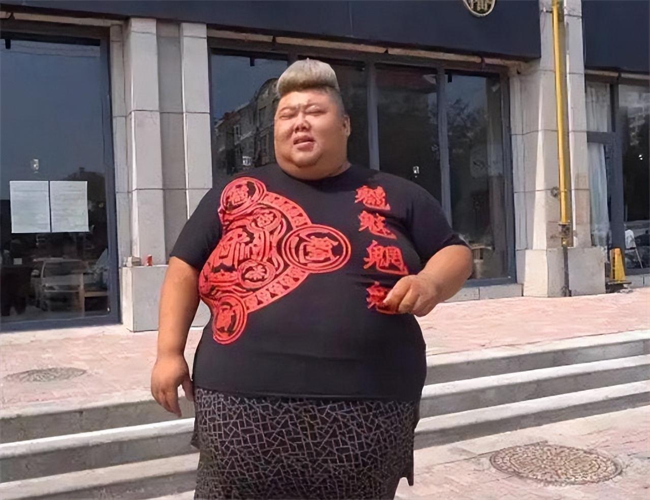 侯百万开始当吃播