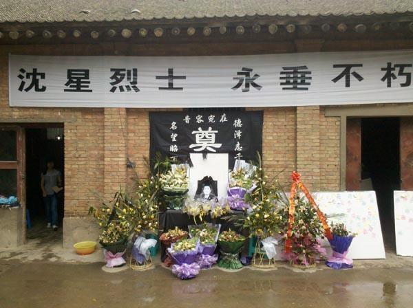 回顾二炮军官纵身一跃救别人孩子31岁牺牲女儿爸爸救人睡着了