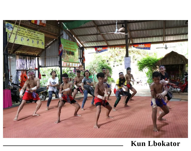 摔跤手试图通过抱摔来击败对方,充满激情的音乐增强了比赛的活力.