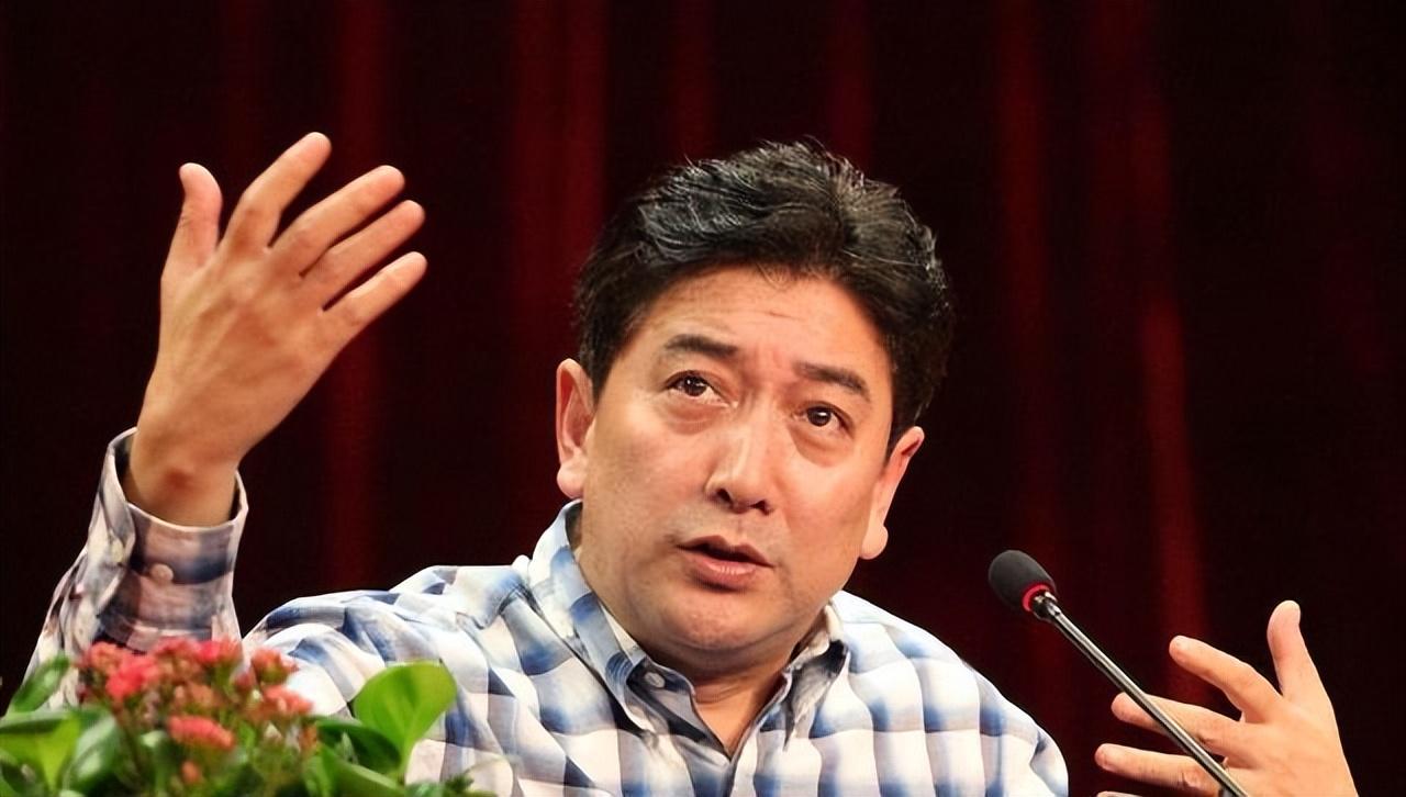 回顾:水均益在加拿大与富婆合影,女方身材火辣颜值高