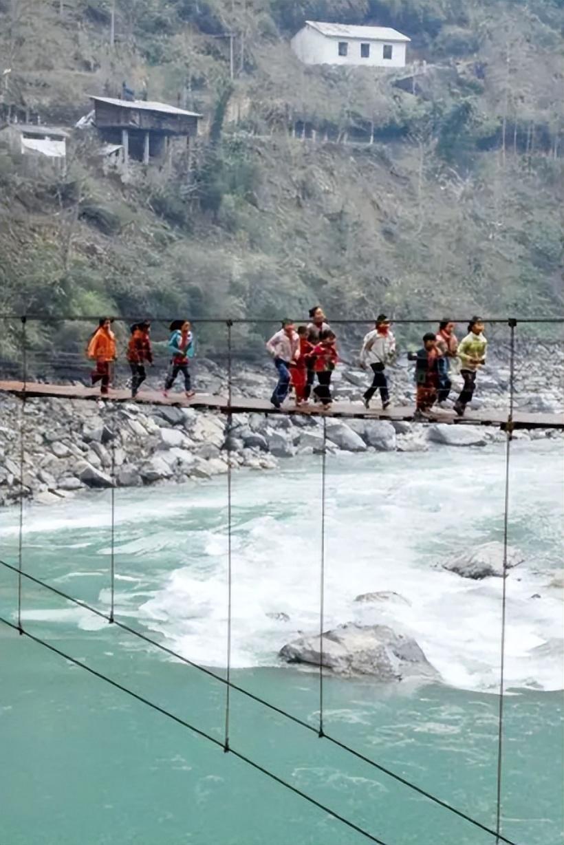 怒江,在云南滇西横断山脉的纵谷地带,云贵高原地形复杂,附近高山峡谷