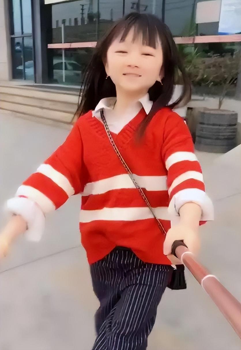 2010年,转眼间他们在袖珍人艺术团的时候已经过去一年了.