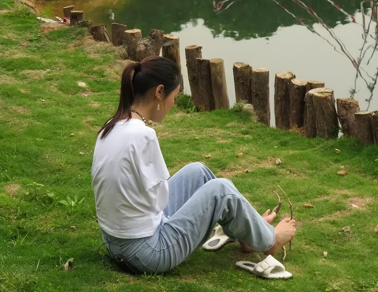 回顾无臂女孩杨佩9岁失去双臂一度靠乞讨为生如今逆袭成大老板