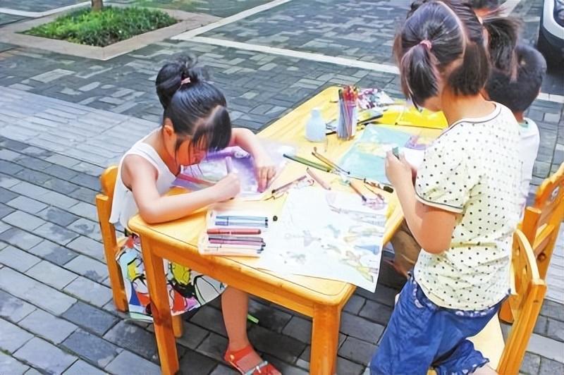 回顾一保洁阿姨边工作边学画画5年后一幅画卖800元还登上央视