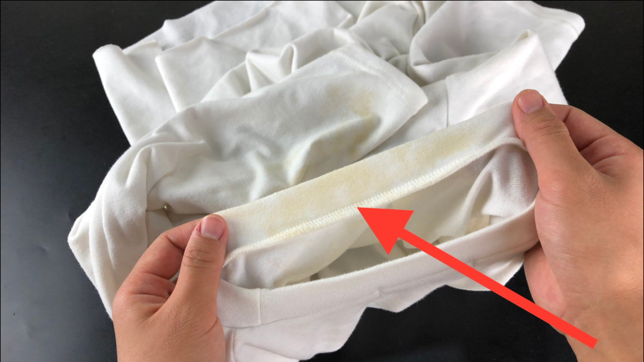 白衣服"发黄"怎么办?别用漂白水洗了!教你一招,洗完衣服如新