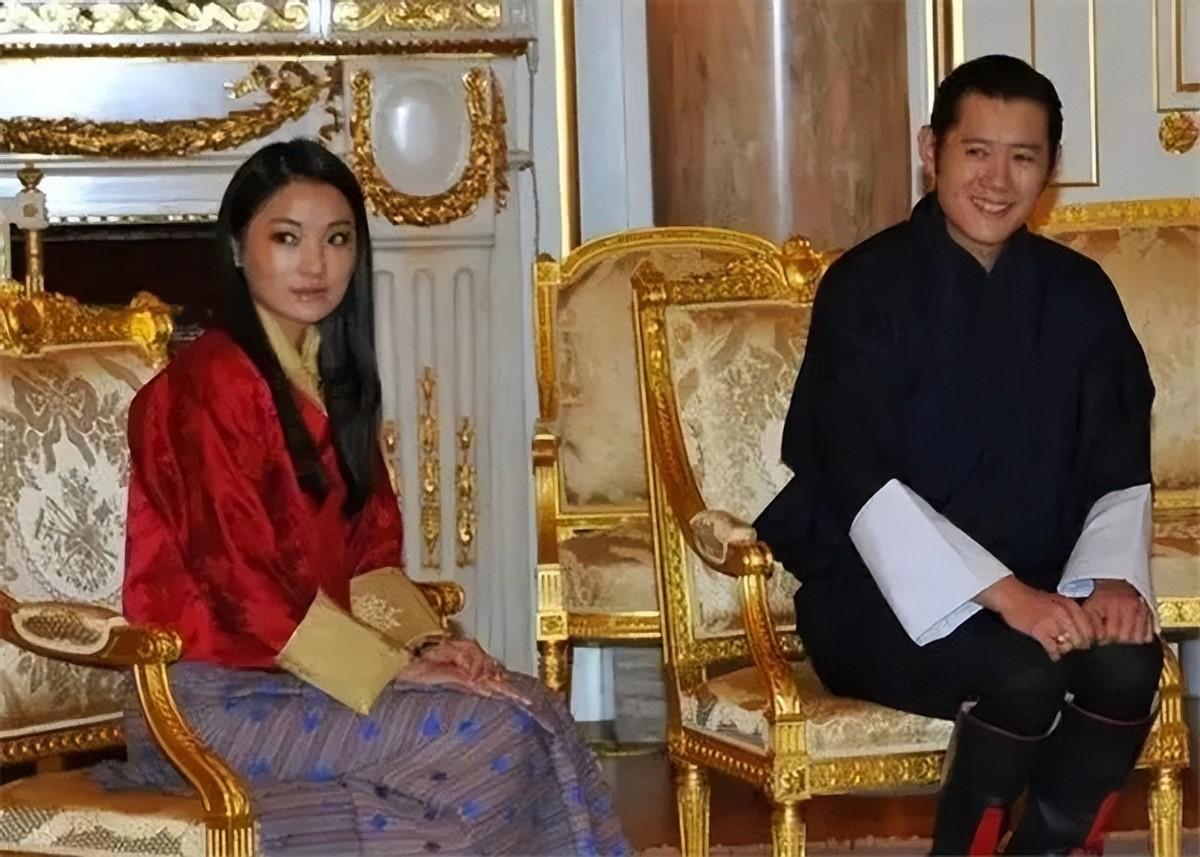 回顾17岁登位的不丹国王娶同胞4姐妹连生10个孩子51岁退位让贤