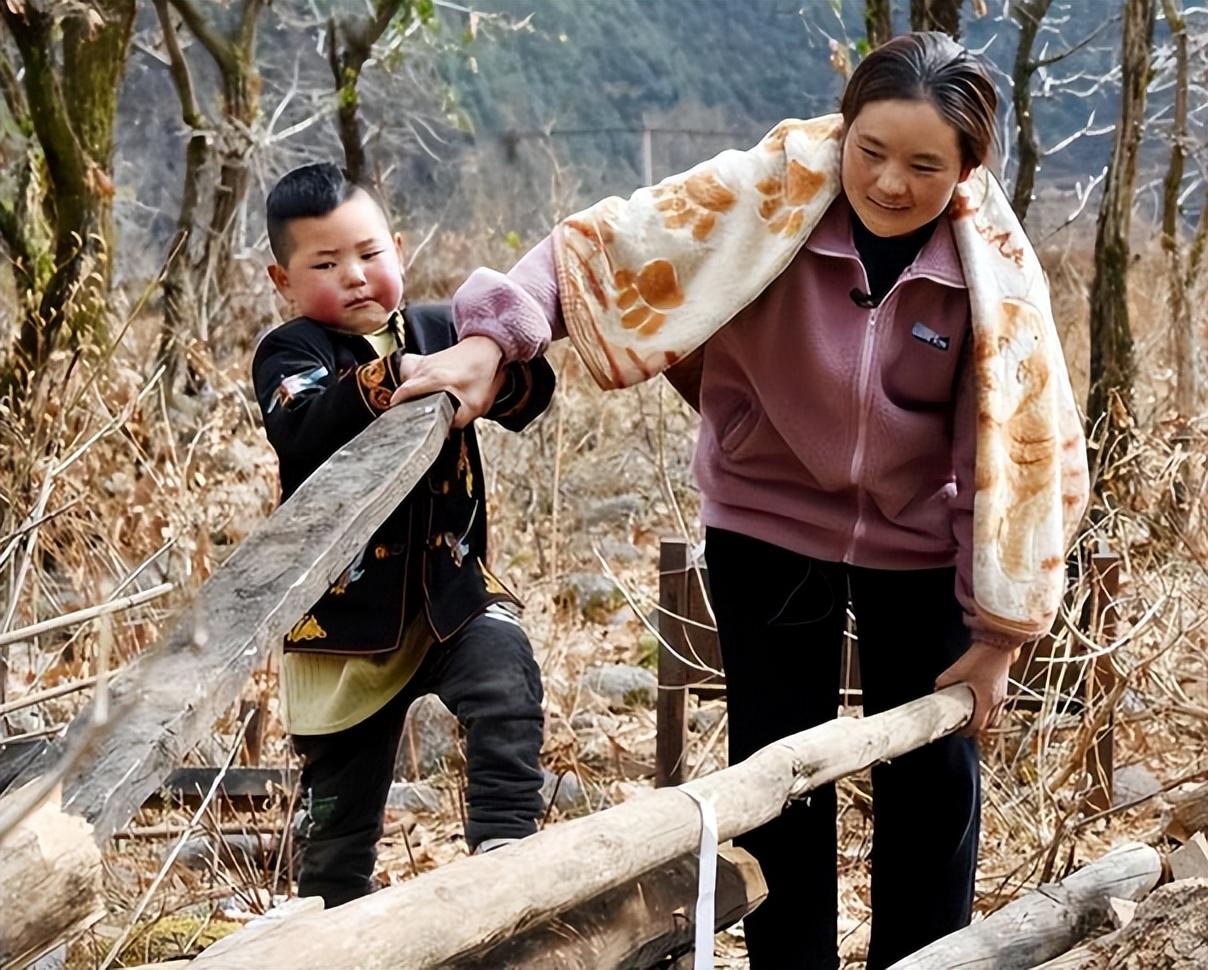 农村妇女带小孩图片