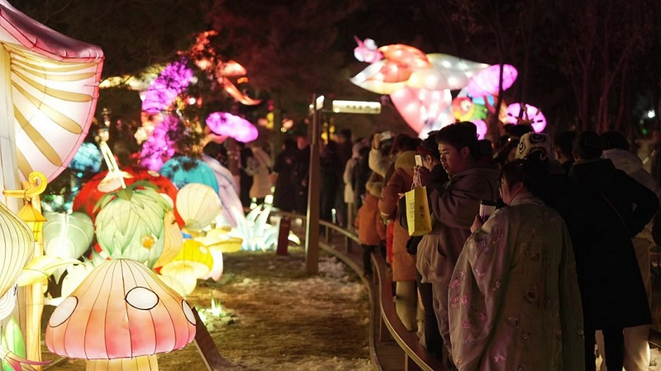 昆明池·七夕公园举办的古风花灯节,以赏花灯,猜灯谜,寻龙子等古风