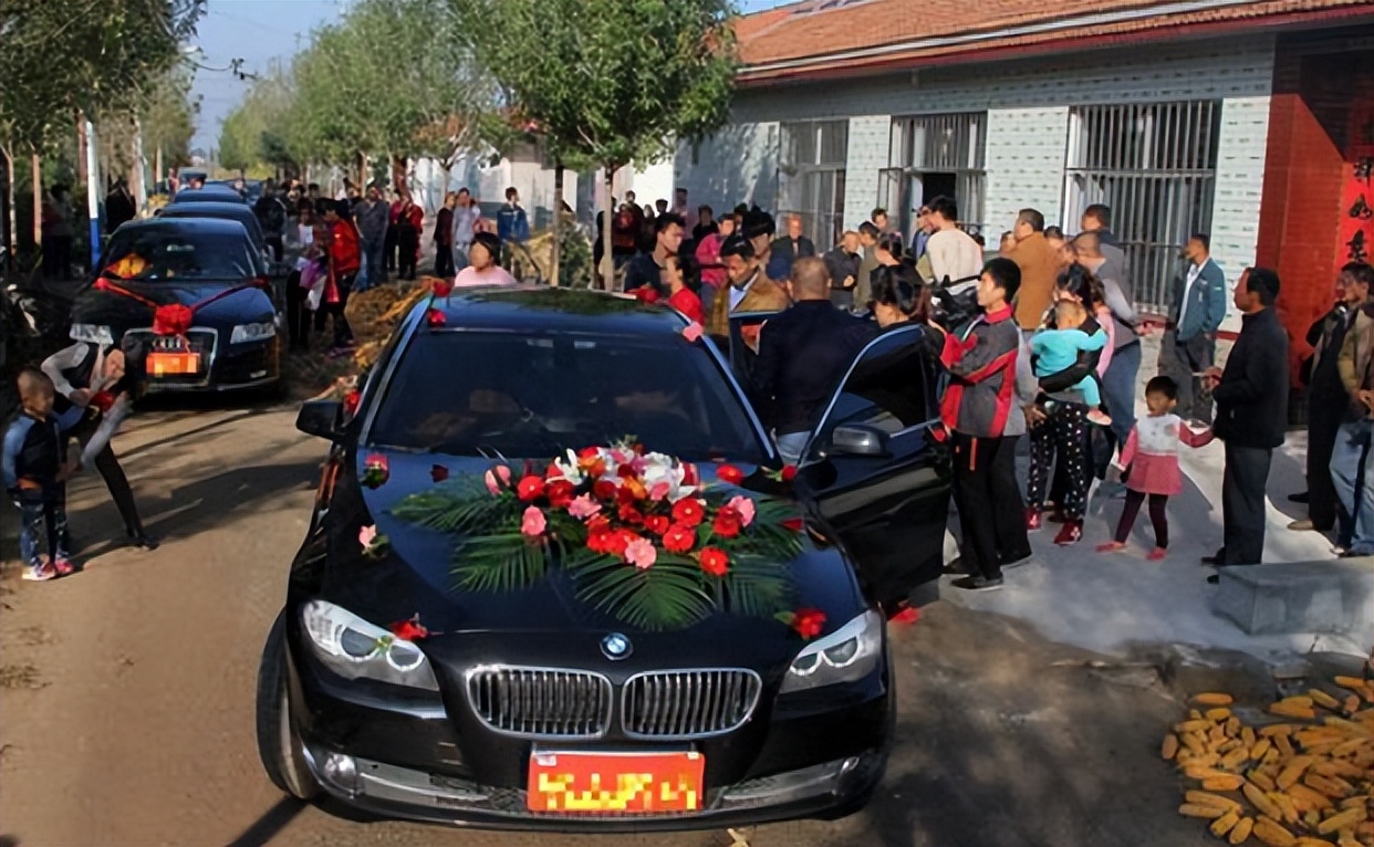 当婚车遇见出殡车应该谁先让路老人其中有讲究别犯了规矩