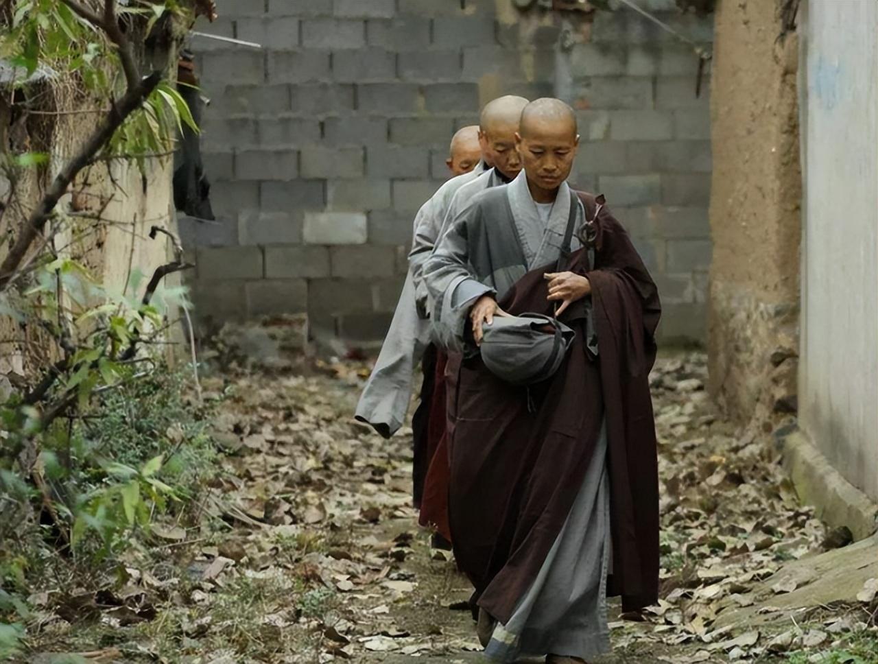 回顾有一尼姑庙僧众每天吃1顿饭睡4个小时还禁止香客捐钱