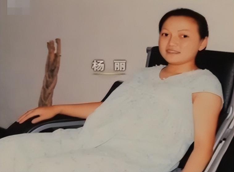 而杨丽的事业也刚好在上升阶段,她在生完孩子以后也非常忙碌,专注事业