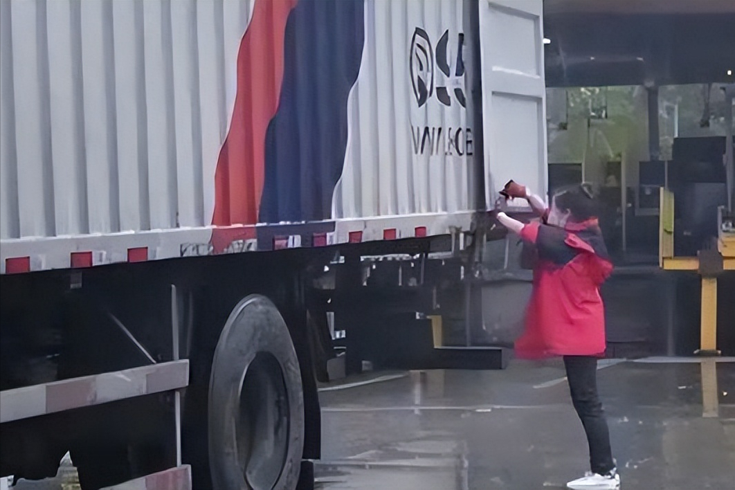 回顾95后女卡车司机因6000元被卖两婚两离后被奥斯卡导演选中