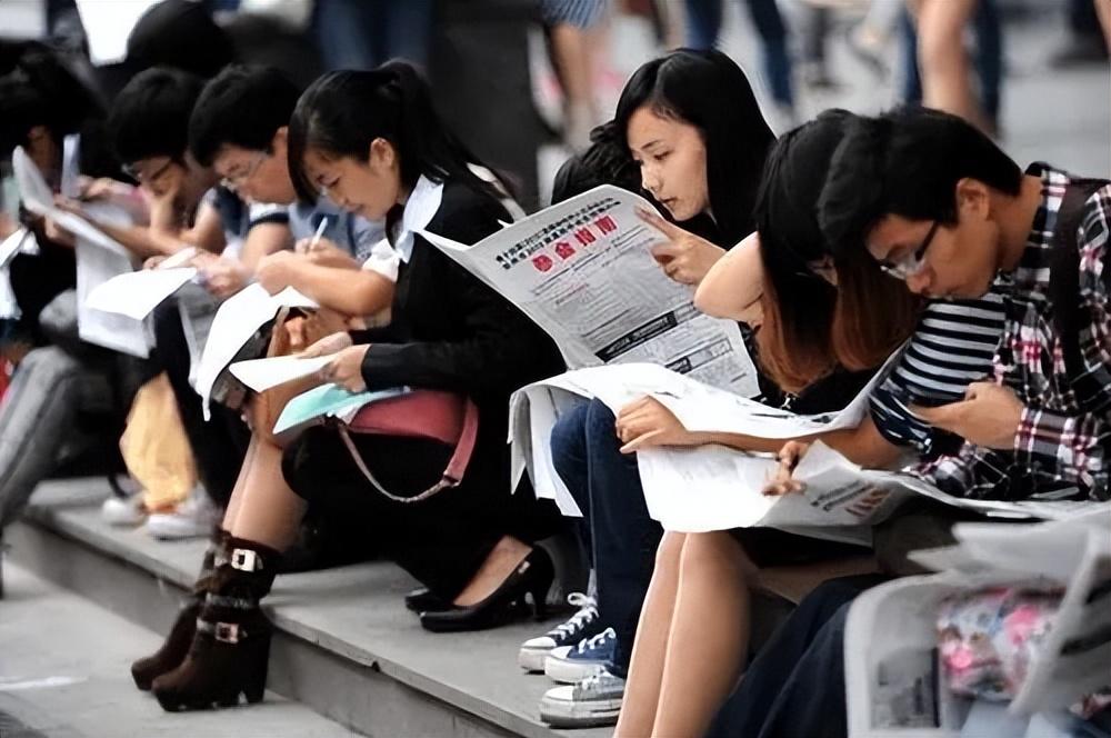 "给机会你不中用啊",7000多家央国企春招,门槛把大学生看笑了