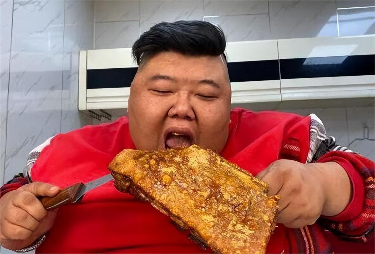 侯百万开始当吃播