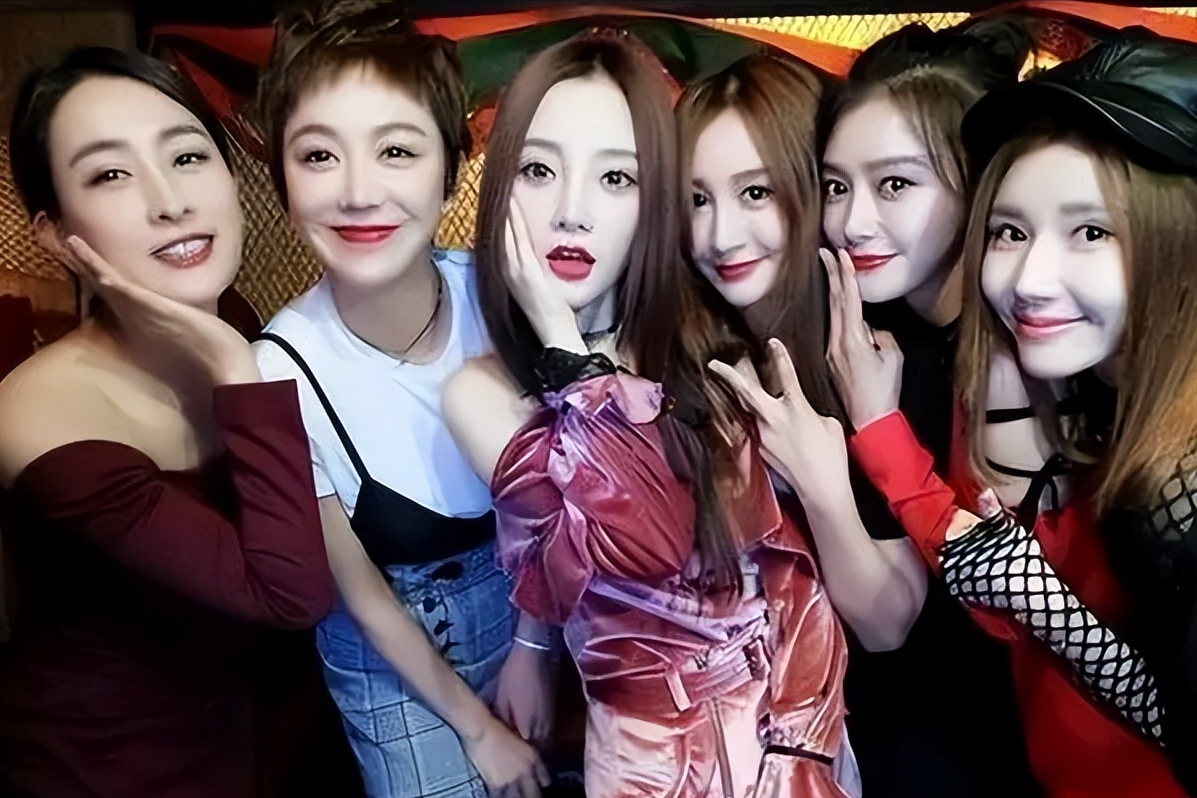 与黑人一起下海玩耍与吴奇隆散布丑闻马苏比徐静蕾还勇敢