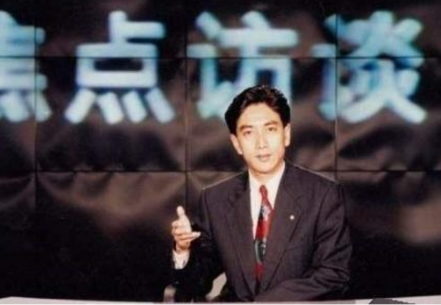 回顾:水均益在加拿大与富婆合影,女方身材火辣颜值高