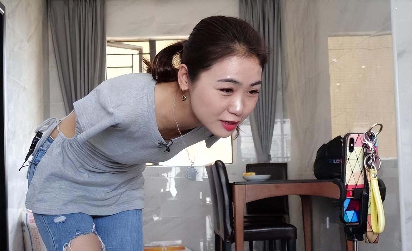 回顾无臂女孩杨佩9岁失去双臂一度靠乞讨为生如今逆袭成大老板