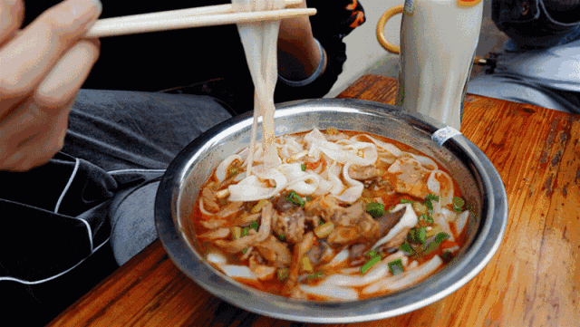 无论是早餐,午餐,还是晚餐,一碗河粉都能为我们带来味蕾的享受.