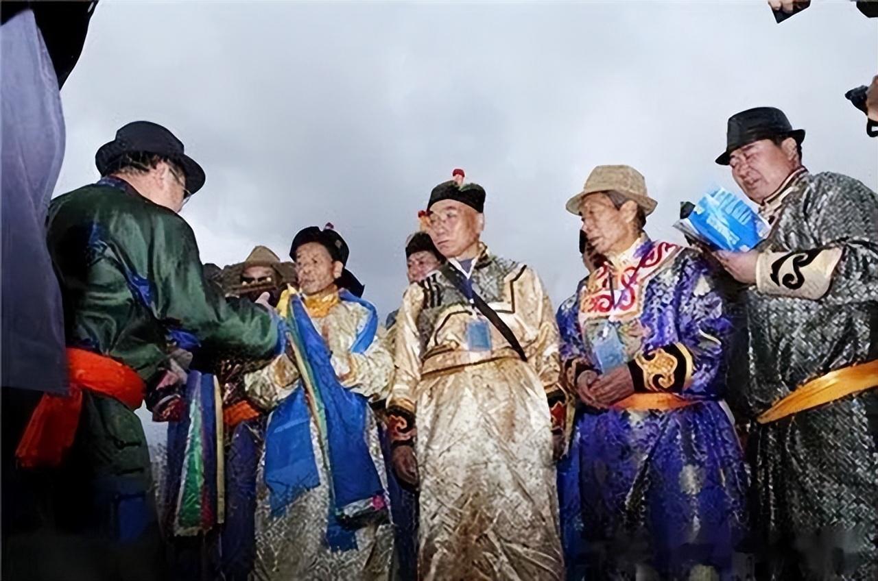 成吉思汗后裔改名换姓各自逃命600年后靠一首诗团聚四川