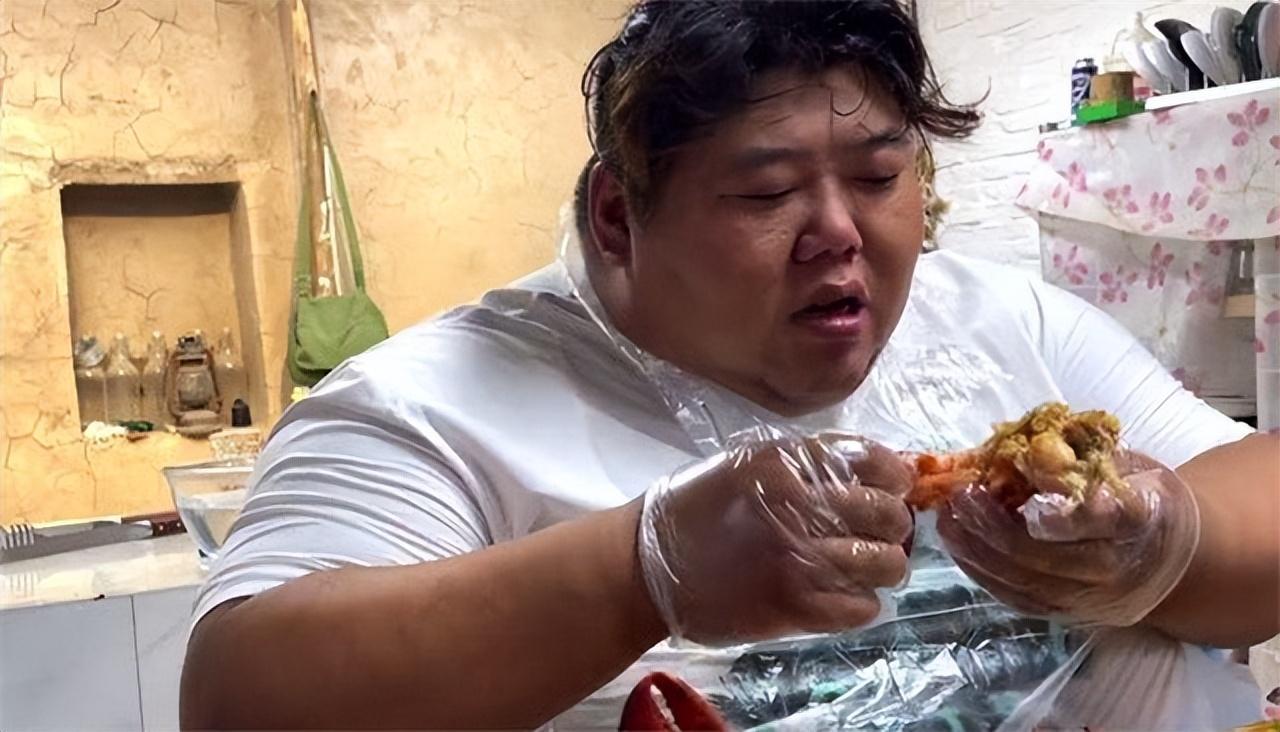 侯百万开始当吃播