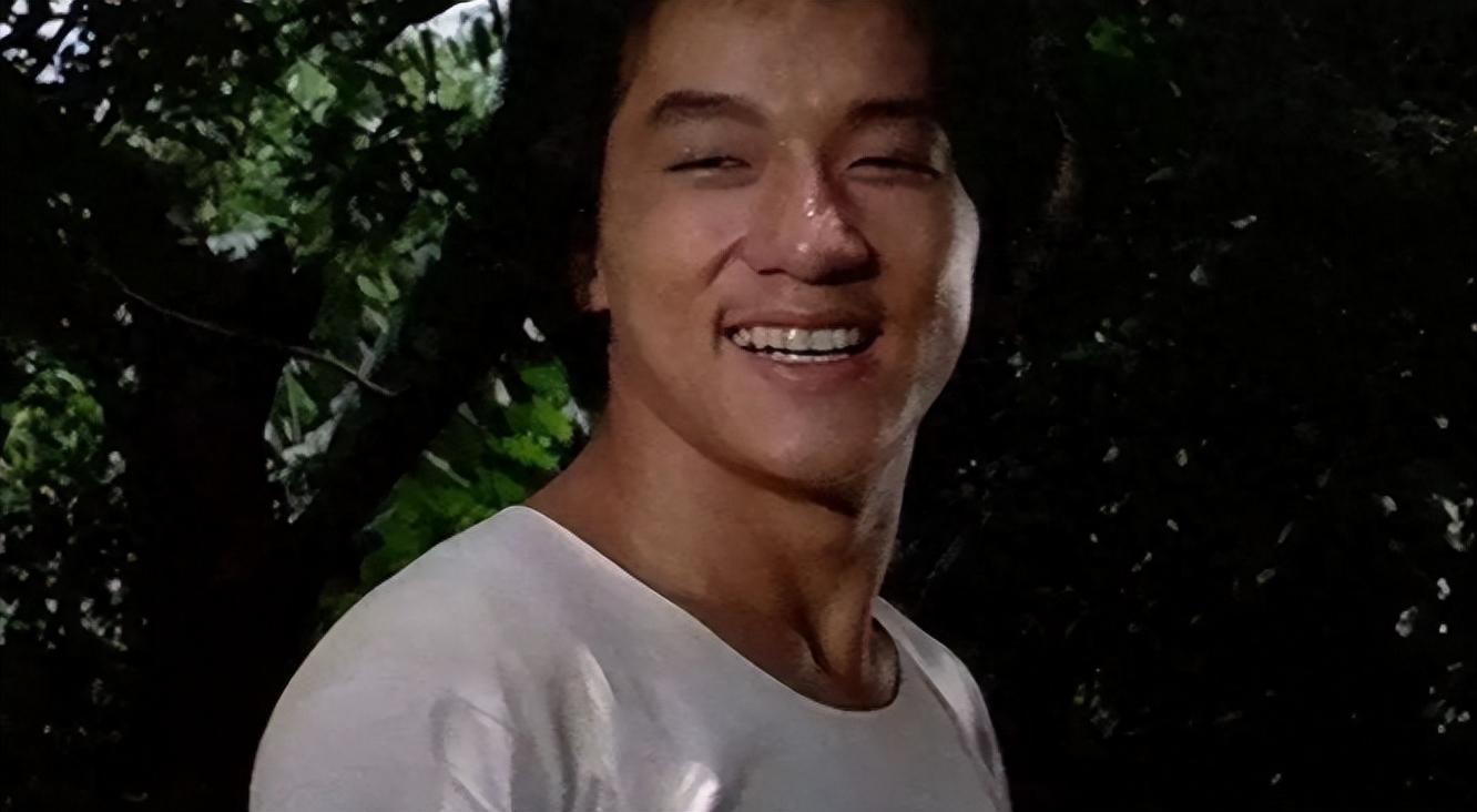 单眼皮小眼睛,大鼻子,组合在一起难看至极.