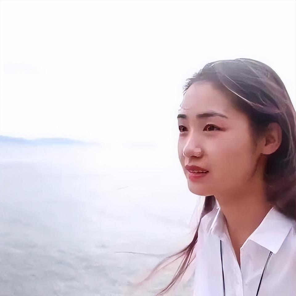 回顾无臂女孩杨佩9岁失去双臂一度靠乞讨为生如今逆袭成大老板