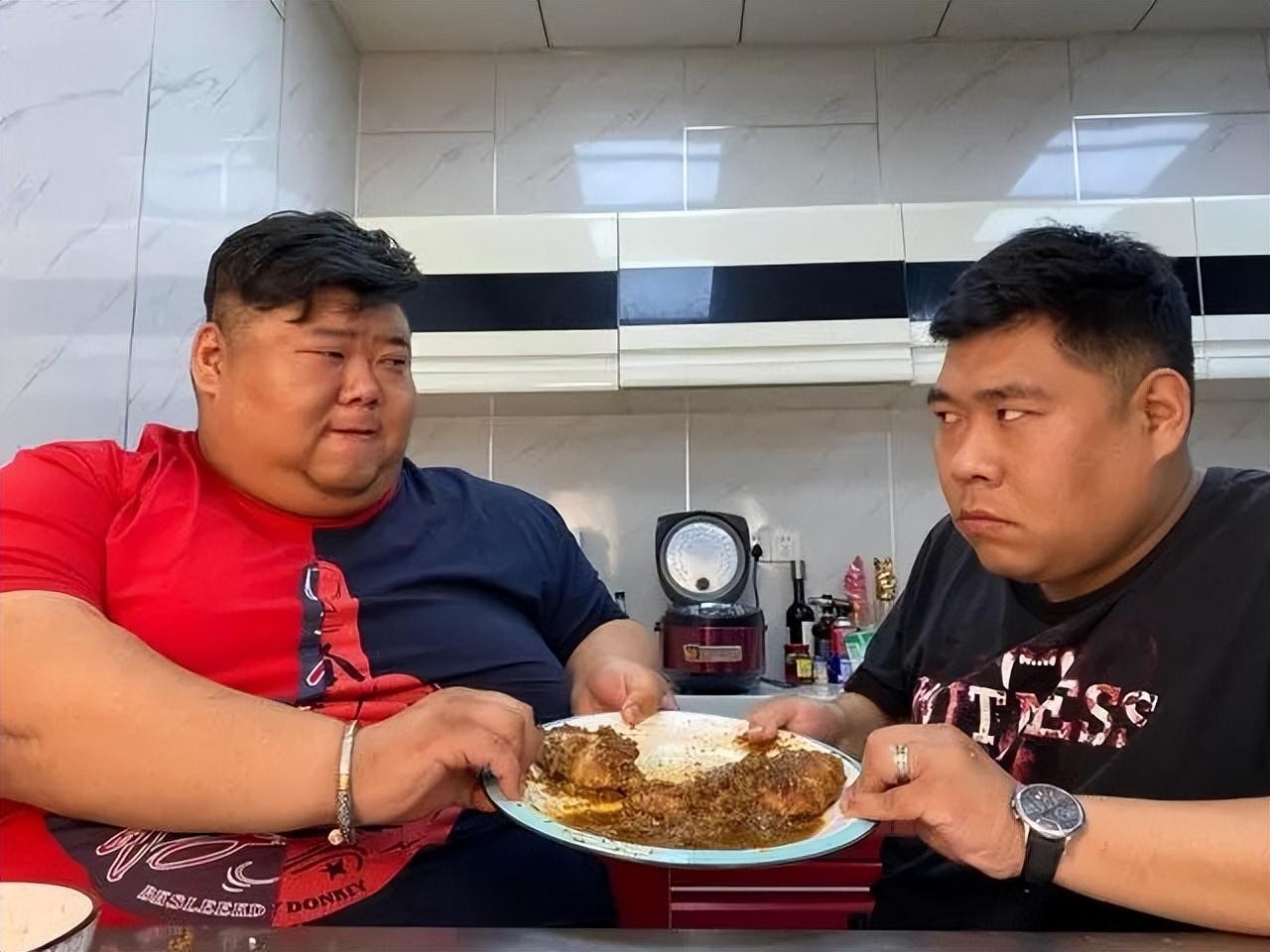 侯百万开始当吃播