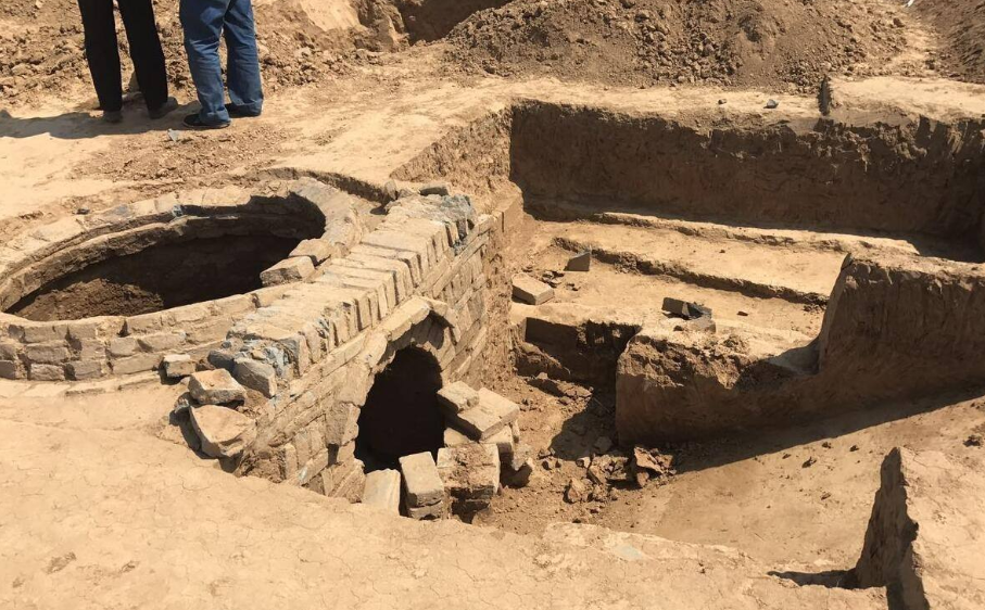 在村外的一片僻静之地,陶少堂的眼前出现了四个被杂草掩映的古老坟包.