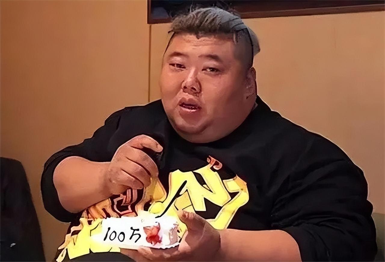 侯百万开始当吃播