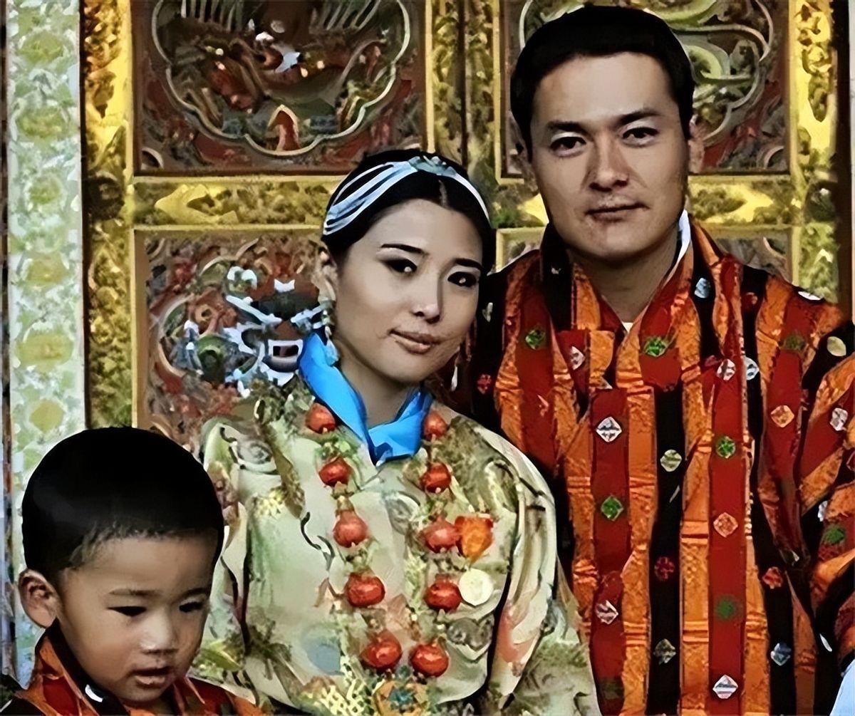 回顾17岁登位的不丹国王娶同胞4姐妹连生10个孩子51岁退位让贤