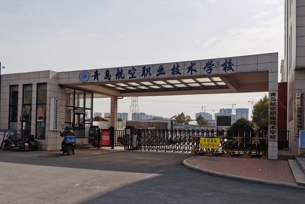 1993年,伍倩玉出生于四川省一个较为富裕的家庭,而说起她与飞行之间的