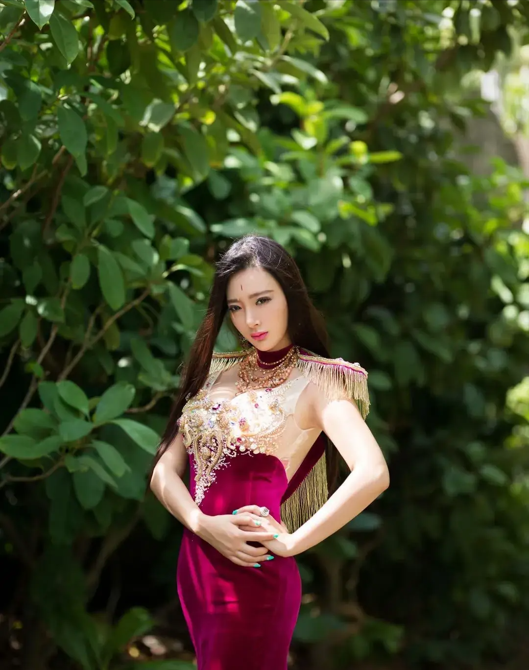 这谁顶得住,王李丹妮写真大秀"g罩"身材,真是为艺术献身了