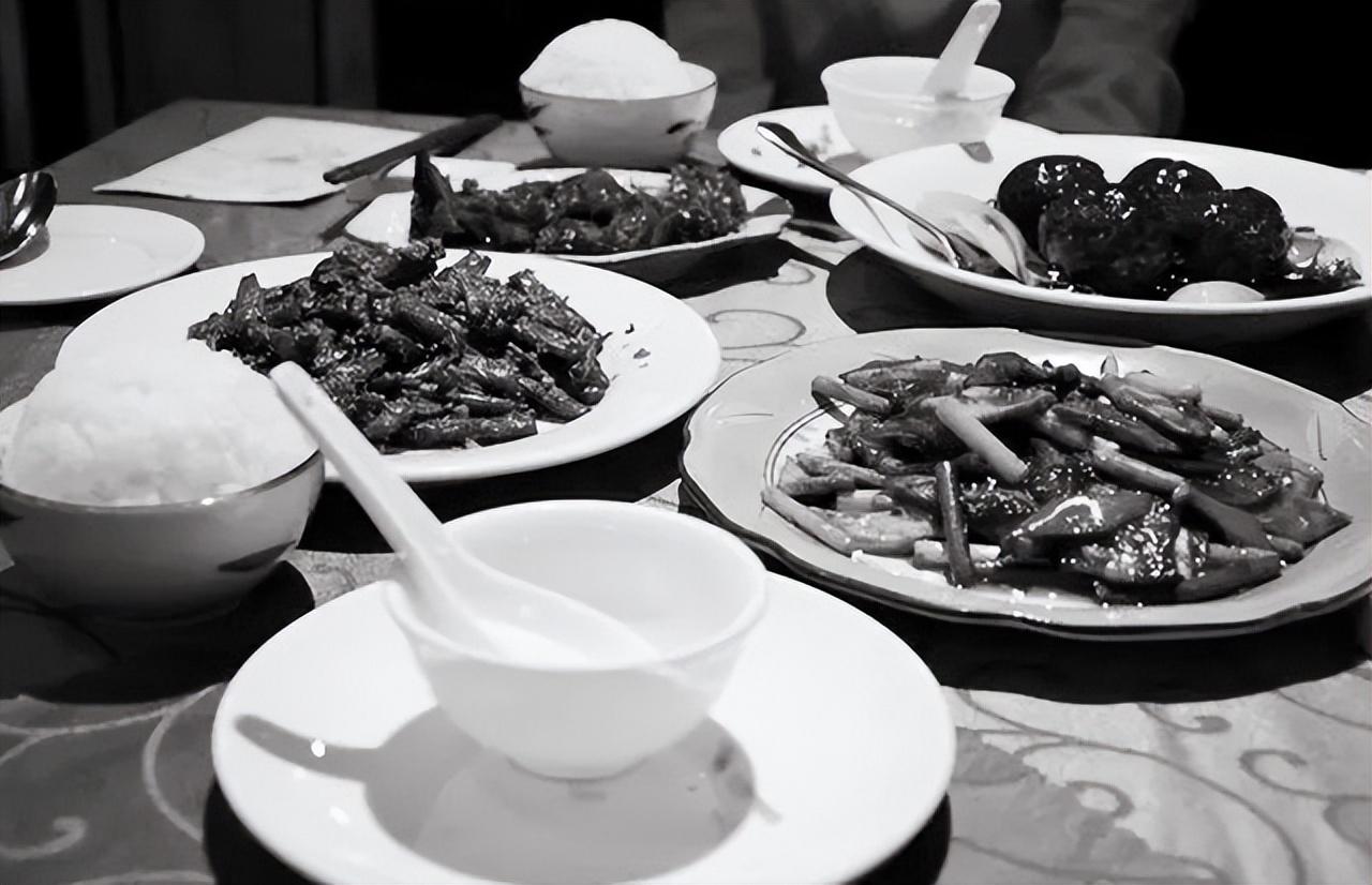 雍正去浙江视察,见大臣亲自给灾民发粥,回京后立刻举荐他升职