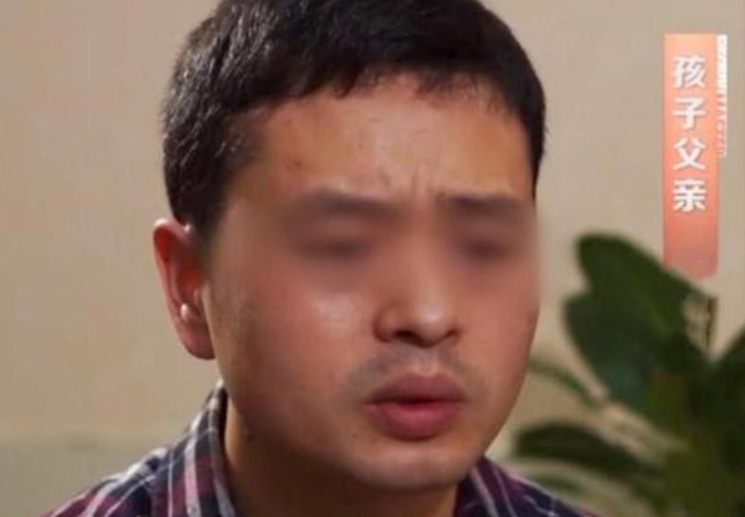 沾满鲜血的刀虽然被随意的扔在一边,但仍静静地凝视双胞胎惊愕的表情